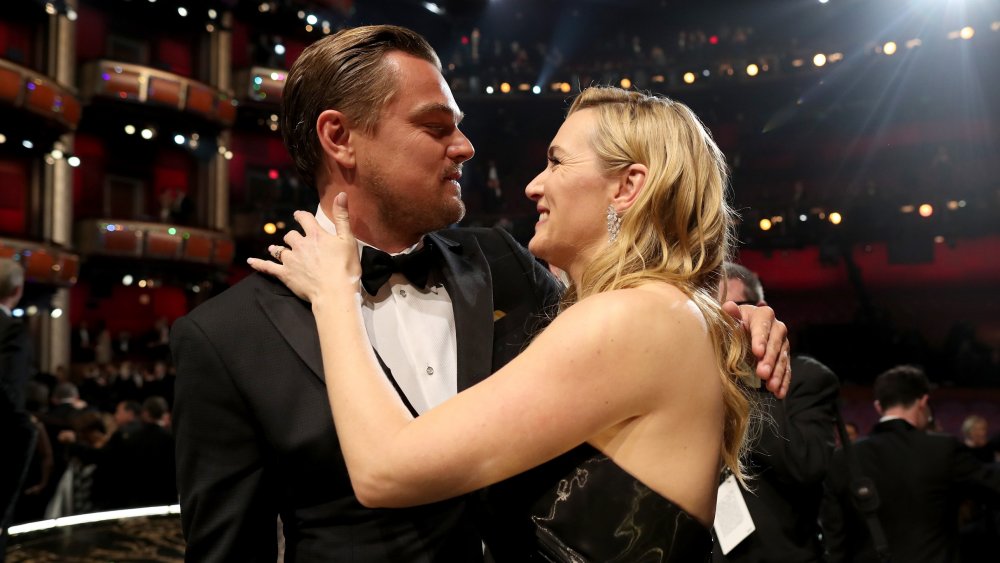 Leodardo DiCaprio y Kate Winslet abrazando