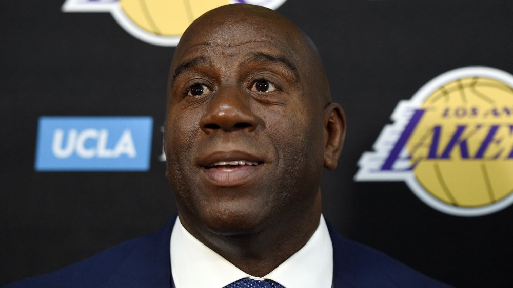 Magic Johnson dimitira como presidente de las operaciones de baloncesto para los Lakers de Los Angeles 