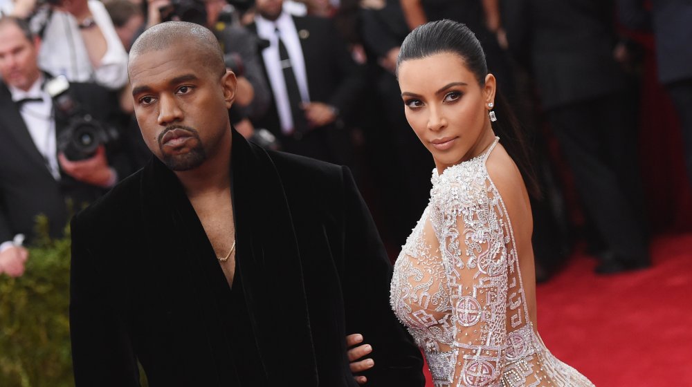 Kanye West y Kim Kardashian en un evento de alfombra roja