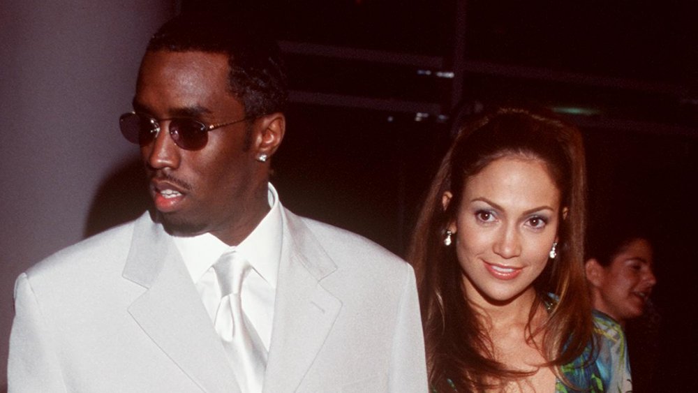 Sean Combs, Jennifer Lopez tomados de la mano en los Grammys 2000