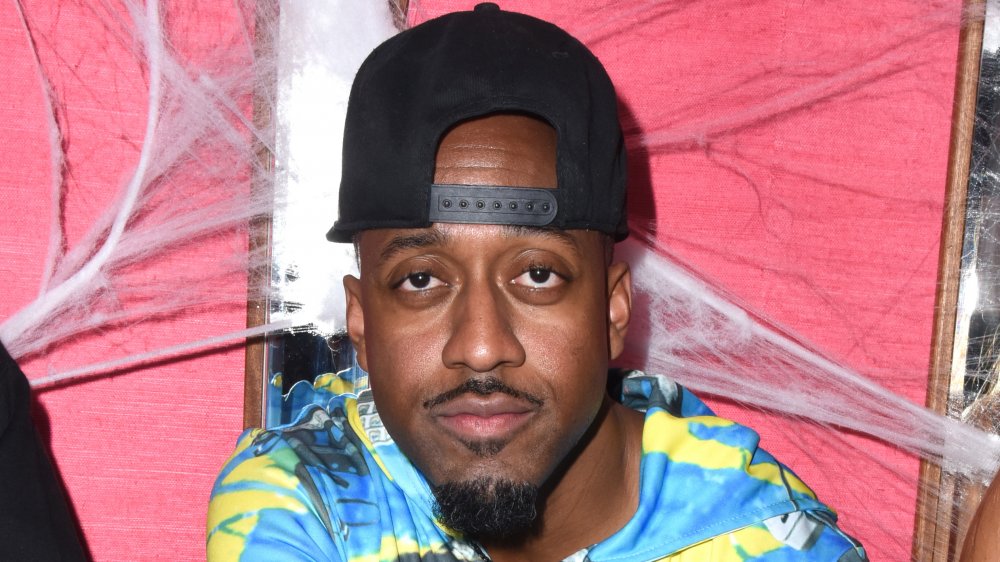 Jaleel White con gorra al revés y perilla