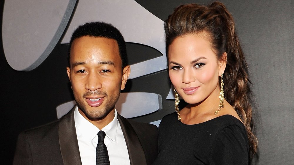 John Legend y Chrissy Teigen ambos con atuendo formal