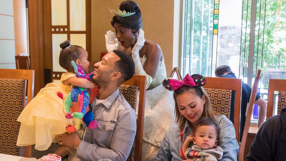 John Legend y Chrissy Teigen con su familia