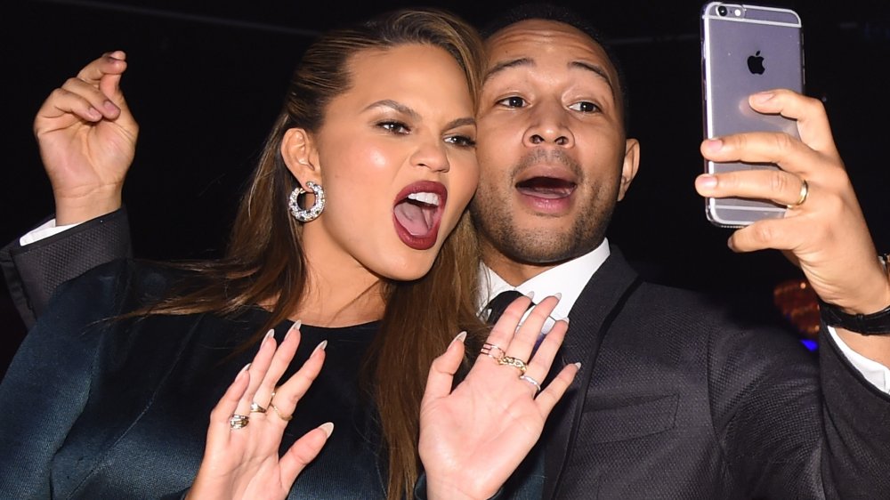 Chrissy Teigen y John Legend tomando un selfie