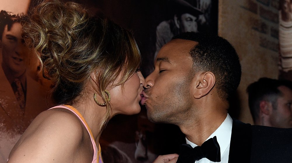 Chrissy Teigen y John Legend besándose