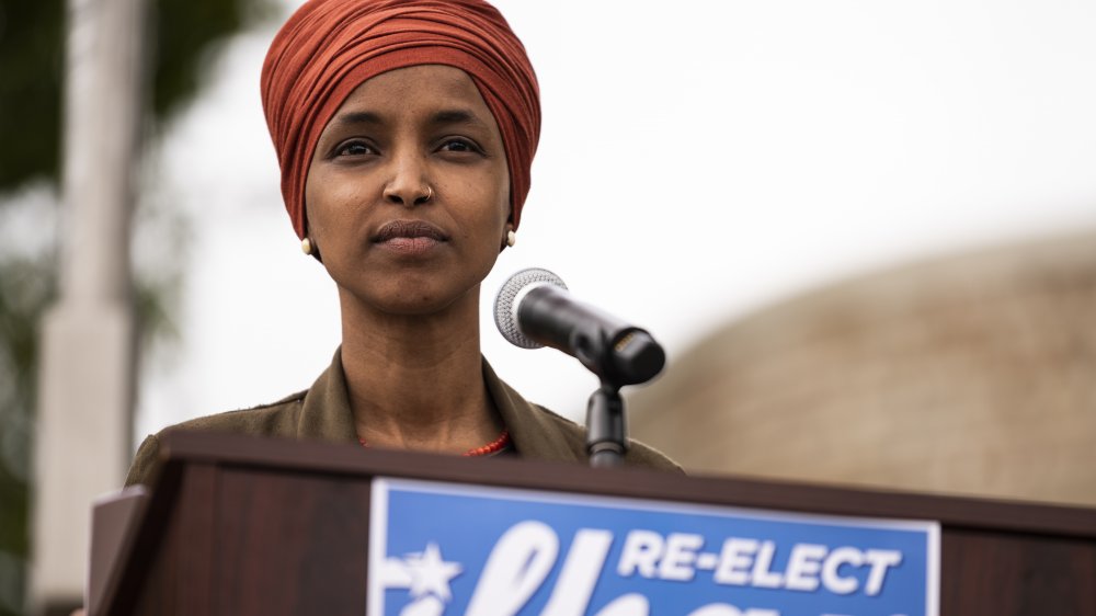 El representante Ilhan Omar hablando en un evento de campaña