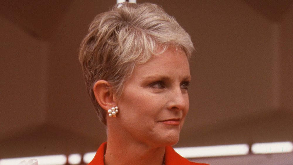 Cindy McCain con un vestido rojo y pendientes de perlas en 2000