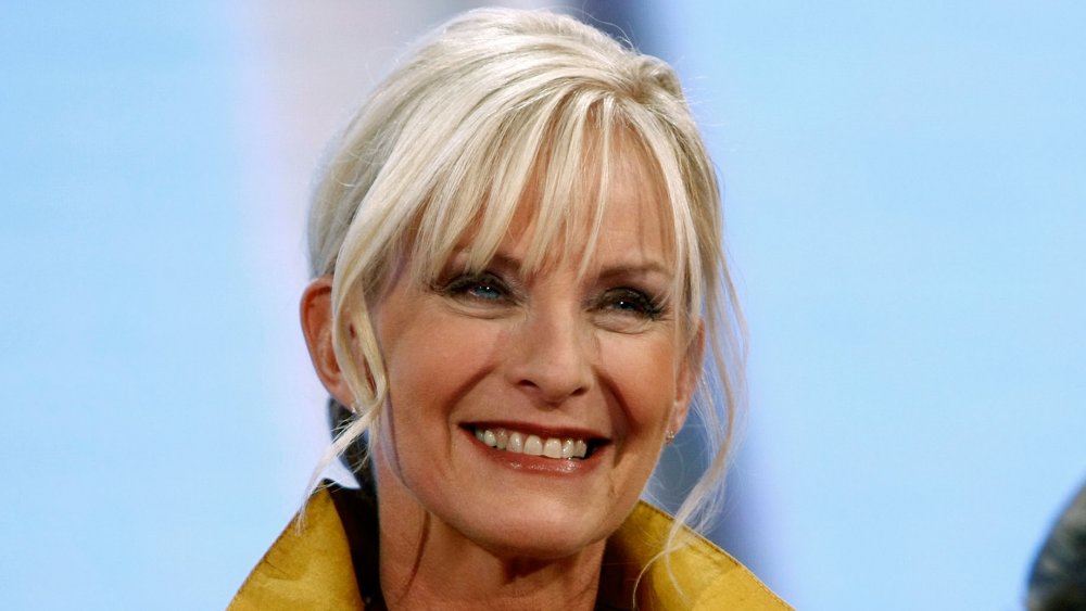 Cindy McCain con una chaqueta amarilla, sonriendo con el pelo tirado hacia atrás