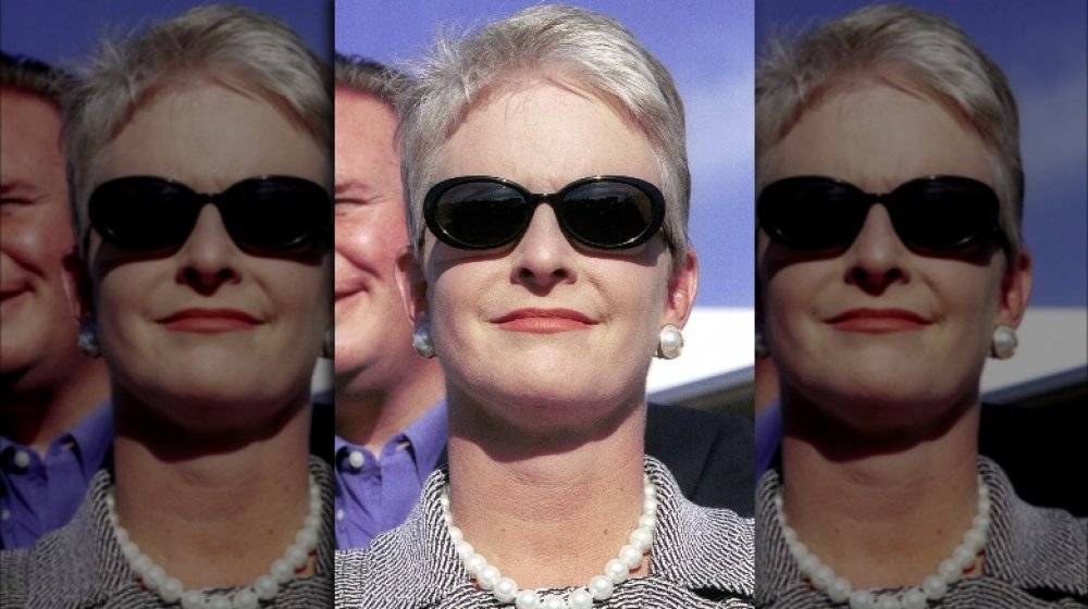 Cindy McCain con un abrigo blanco y negro, gafas de sol y perlas