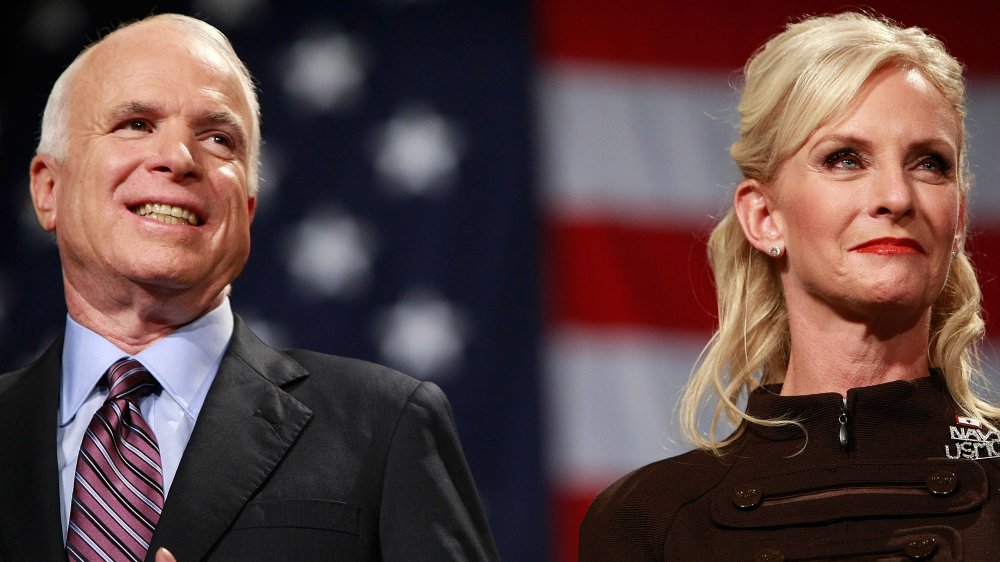 John McCain, Cindy McCain en un evento de campaña en 2008