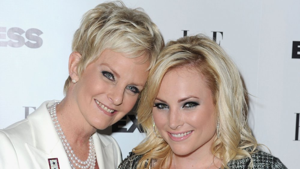 Cindy McCain y Meghan McCain sonriendo y posando con la cabeza unas contra otras