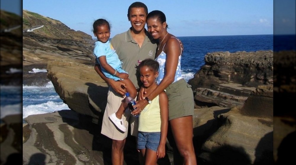 Sasha Obama, Barack Obama, Malia Obama y Michelle Obama posando para una foto de familia en Instagram