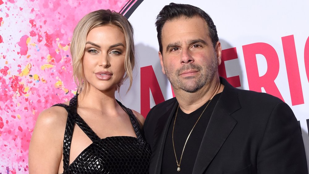 Lala Kent con un vestido negro, Randall Emmett con un blazer negro y camiseta