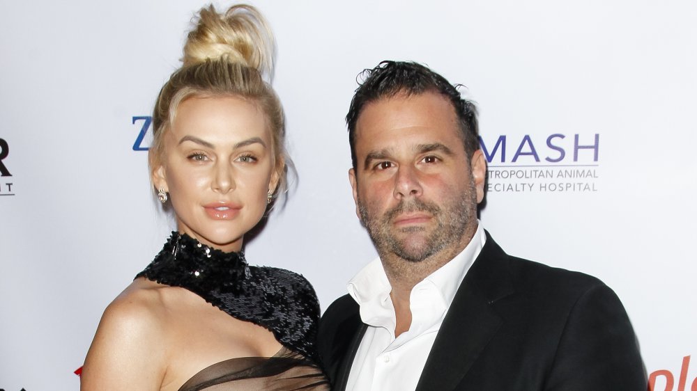 Lala Kent con un vestido de color negro y negro, Randall Emmett en un traje negro de cuello abierto