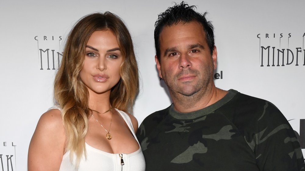 Lala Kent en una camiseta blanca, Randall Emmett en una sudadera de camuflaje