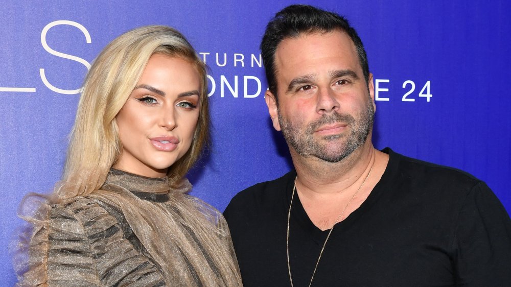 Lala Kent con un vestido brillante, Randall Emmett con una camiseta negra