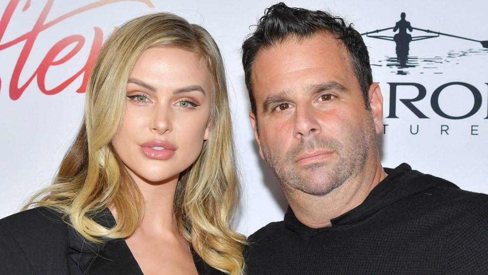 Lala Kent y Randall Emmett, ambos vestidos de negro y posando junto con expresiones neutrales en el estreno de la película After