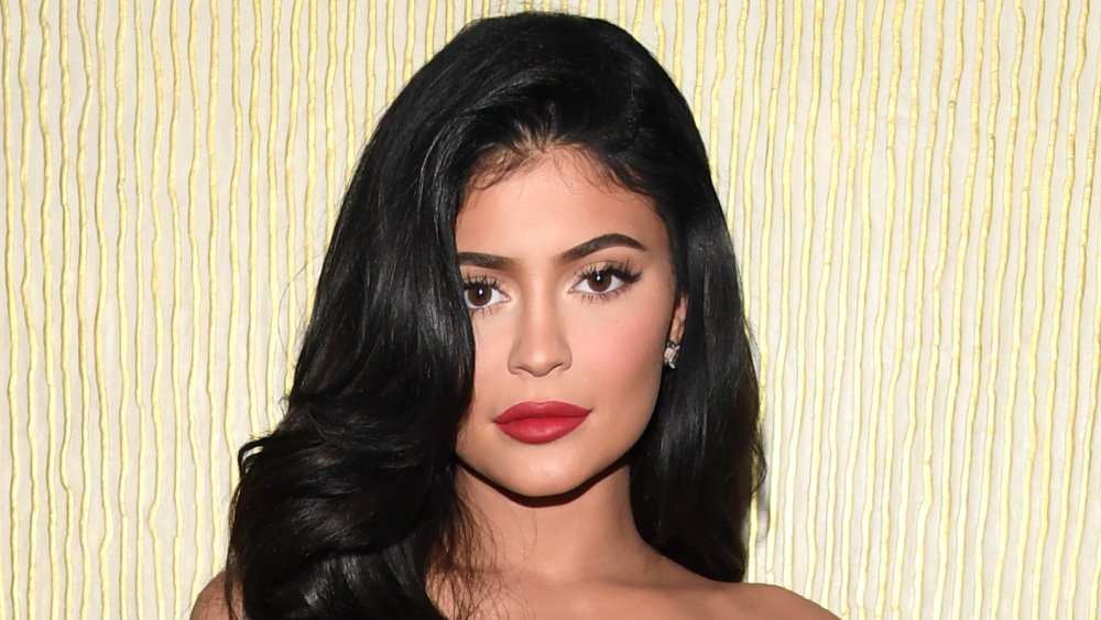 Kylie Jenner con un vestido rojo, posando con una expresión neutra