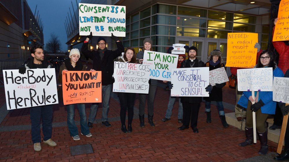 Estudiantes de la Universidad de Boston protestan por la aparición de Robin Thicke