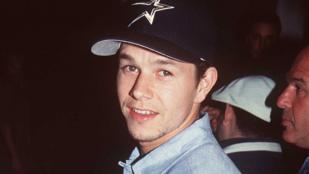 Mark Wahlberg '90s de cerca con gorra de béisbol