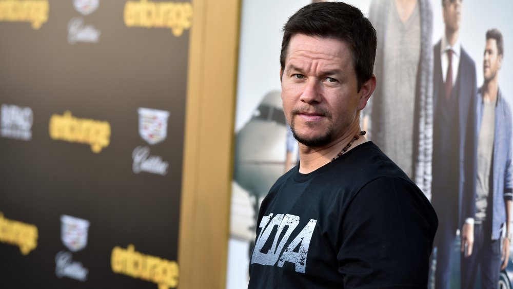 Mark Wahlberg en una camiseta gráfica negra