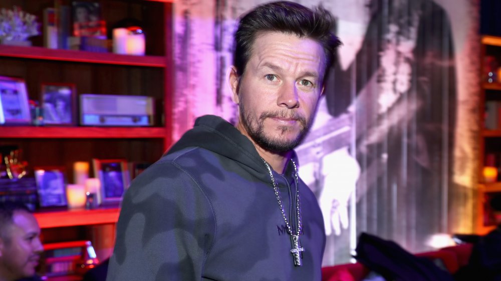 Mark Wahlberg con sudadera con capucha de camuflaje