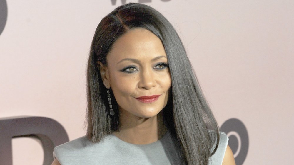 Thandie Newton con un vestido de plata, posando con una sonrisa en un estreno de Westworld