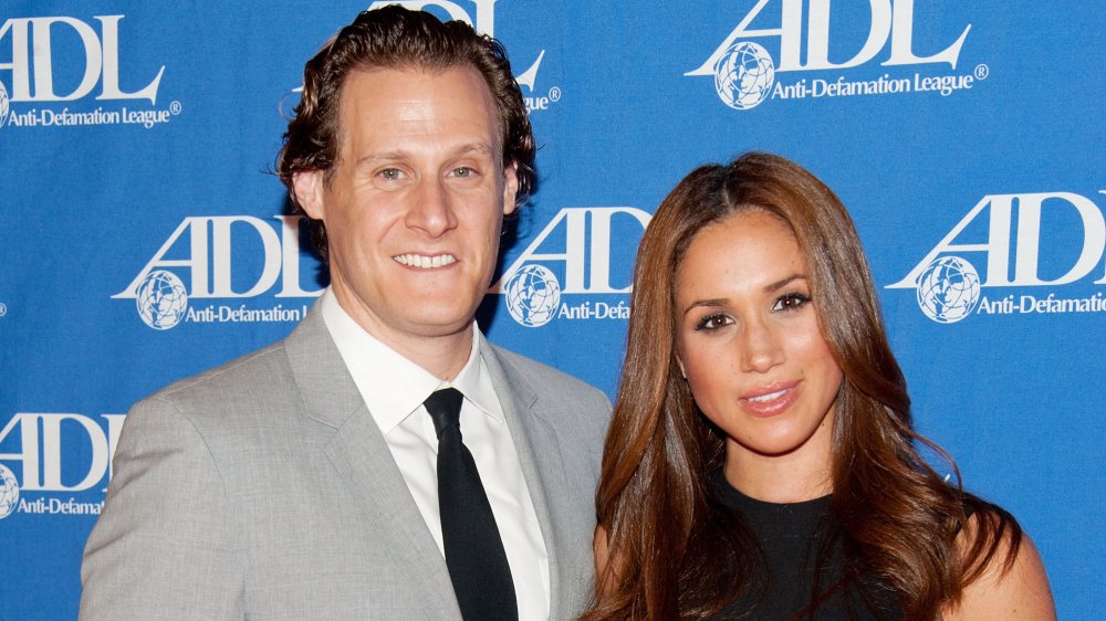 Meghan Markle y Trevor Engelson en un avent por la Liga Antidifuación 