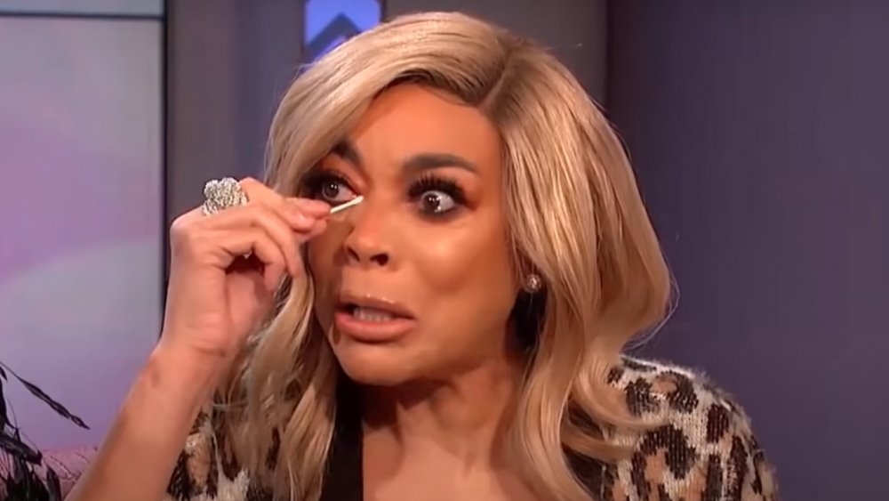 Wendy Williams limpiándose las lágrimas con q-tips