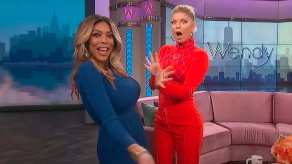 Wendy Williams y Fergie sincronizando los labios con el glamuroso de Fergie