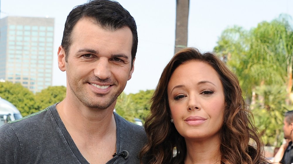 Tony Dovolani y Leah Remini en Extra en 2013