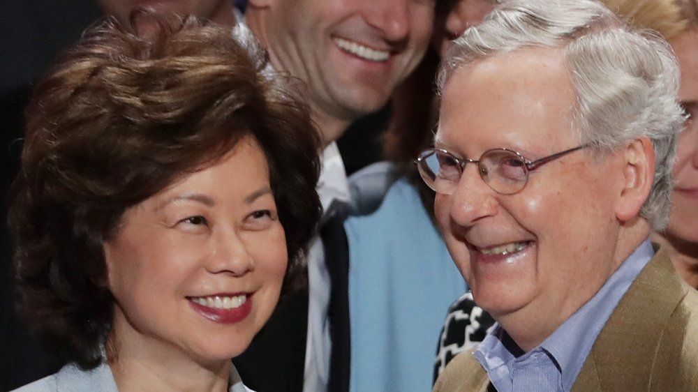 Elaine Chao y Mitch McConnell