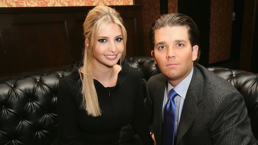 Ivanka Trump y Donald Trump Jr. sentados en un sofá de cuero negro