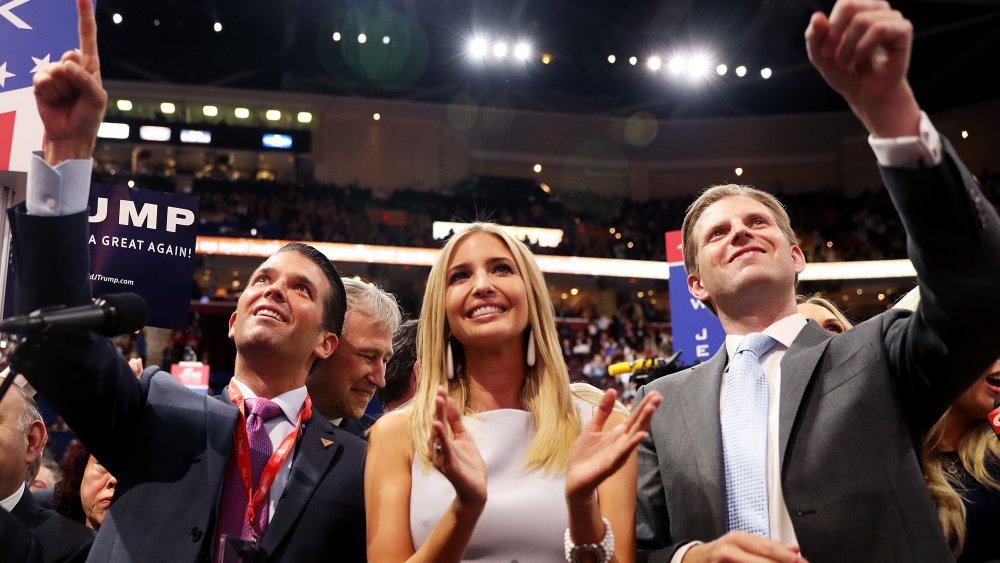 Donald Trump Jr., Ivanka Trump y Eric Trump en el mitin de Trump