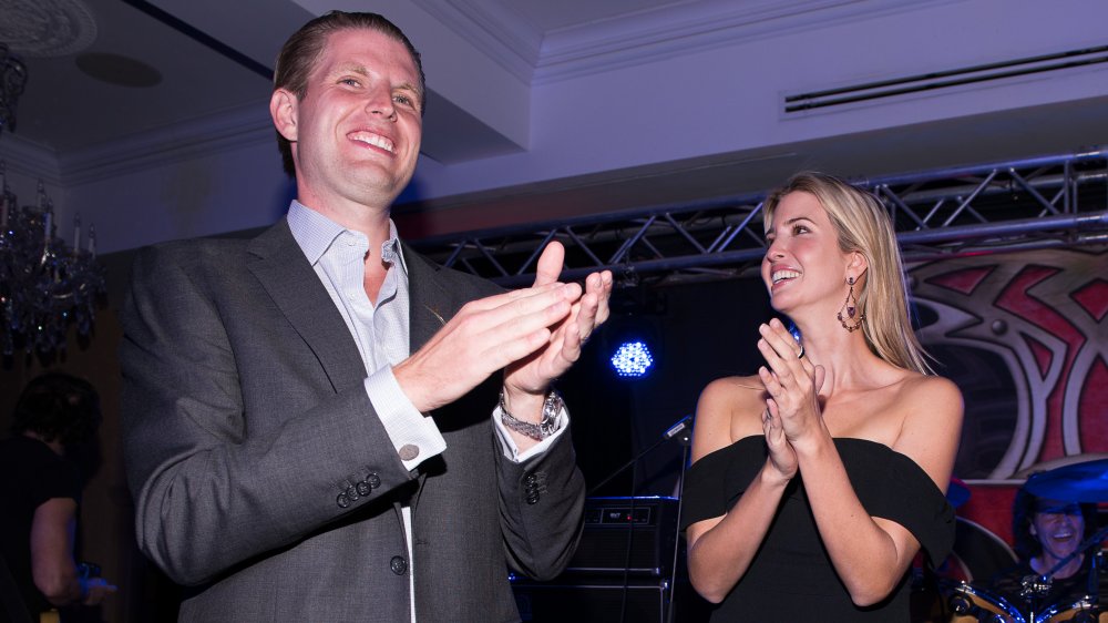 Eric Trump e Ivanka Trump aplaudiendo en un concierto