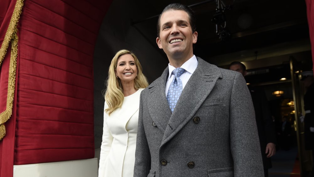 Ivanka Trump y Donald Trump Jr. caminando y sonriendo