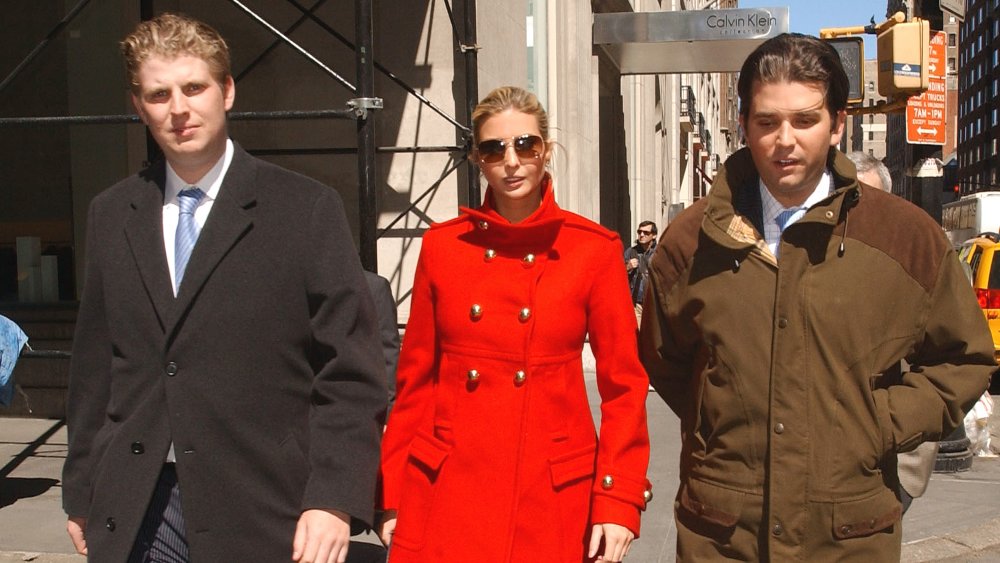 Eric Trump, Ivanka Trump y Donald Trump Jr. caminando fuera