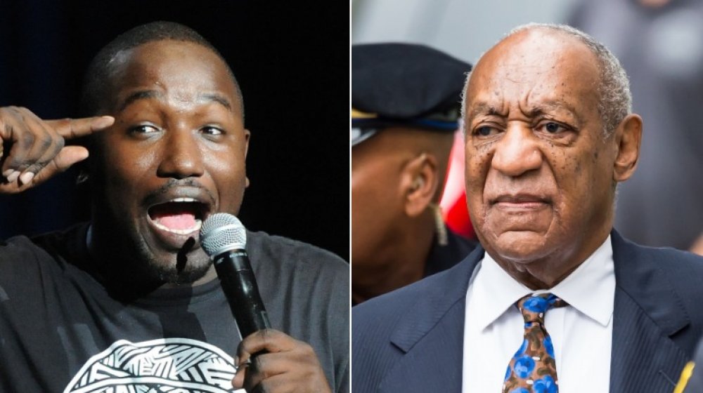 Hannibal Buress en el escenario con el micrófono, Bill Cosby en traje