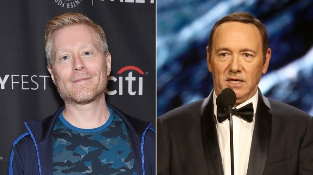 Anthony Rapp sonriendo, Kevin Spacey en el escenario 