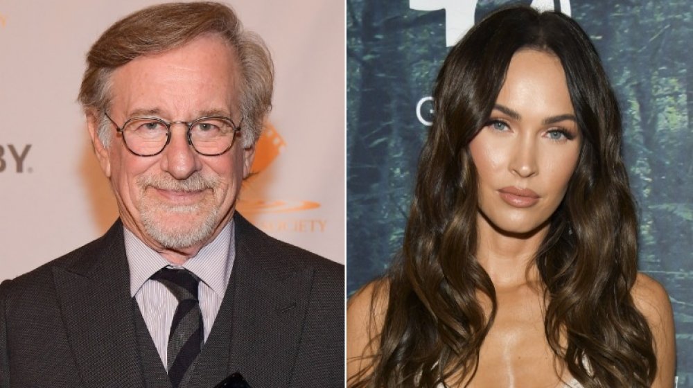 Steven Spielberg, Megan Fox, ambos de pie, imagen dividida