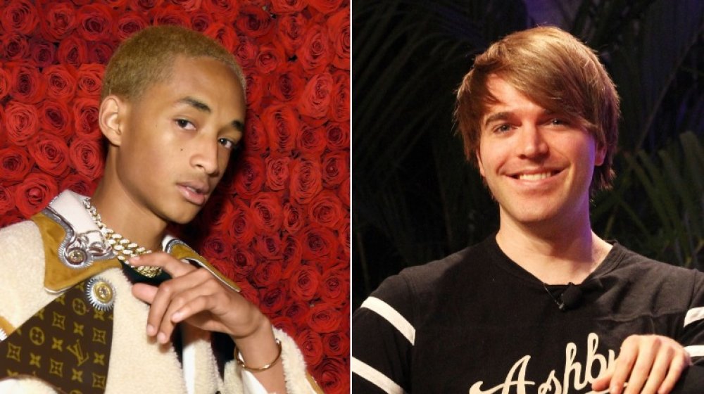 Jaden Smith frente a la pared de rosas, Shane Dawson sonriendo y sentado