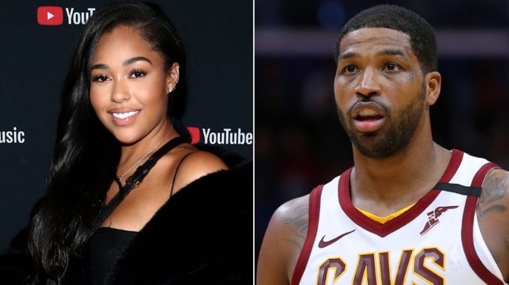 Jordyn Woods sonriendo, Tristan Thompson en cancha de baloncesto