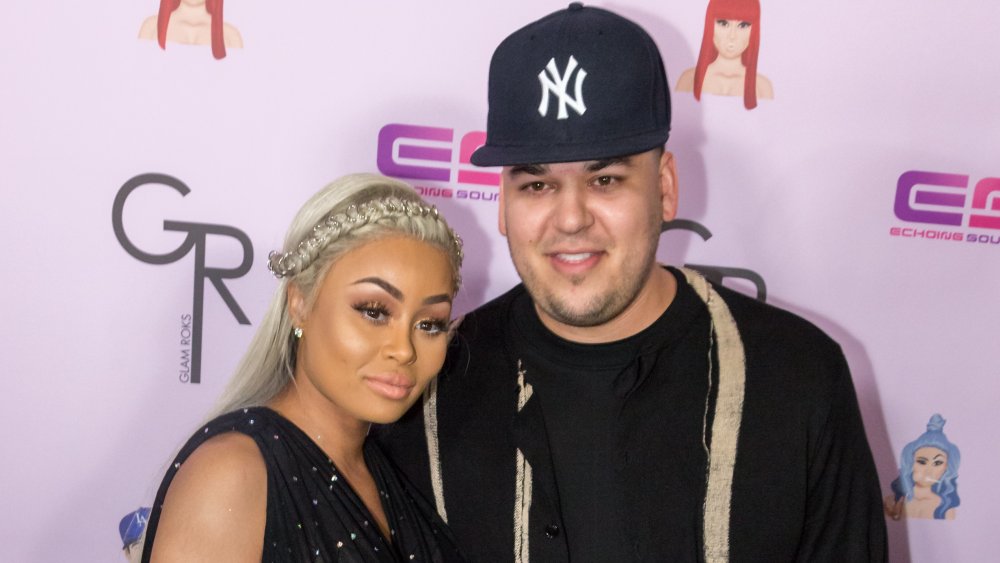 Blac Chyna y Rob Kardashian frente a la pared rosa