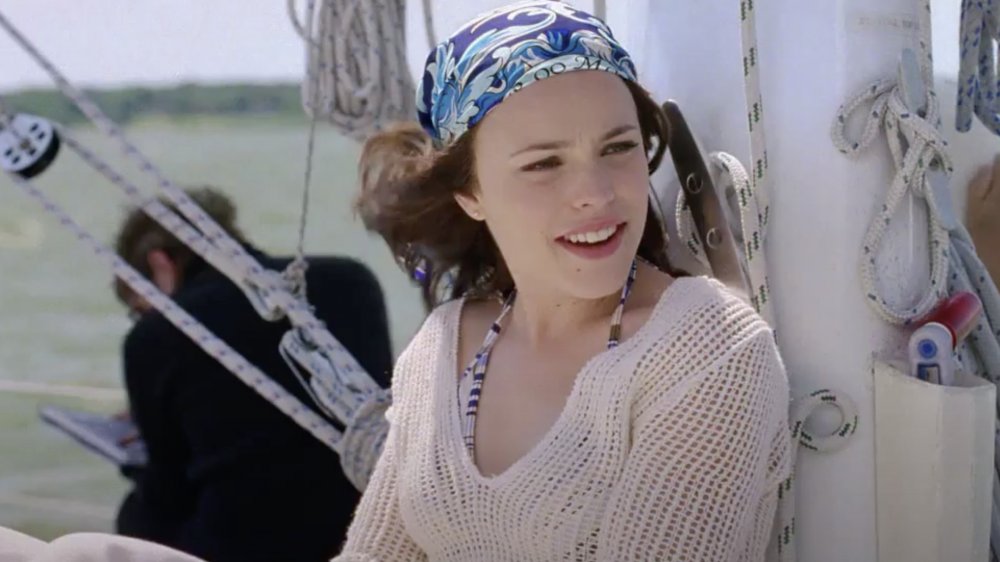 Rachel McAdams en un velero en la película Wedding Crashers