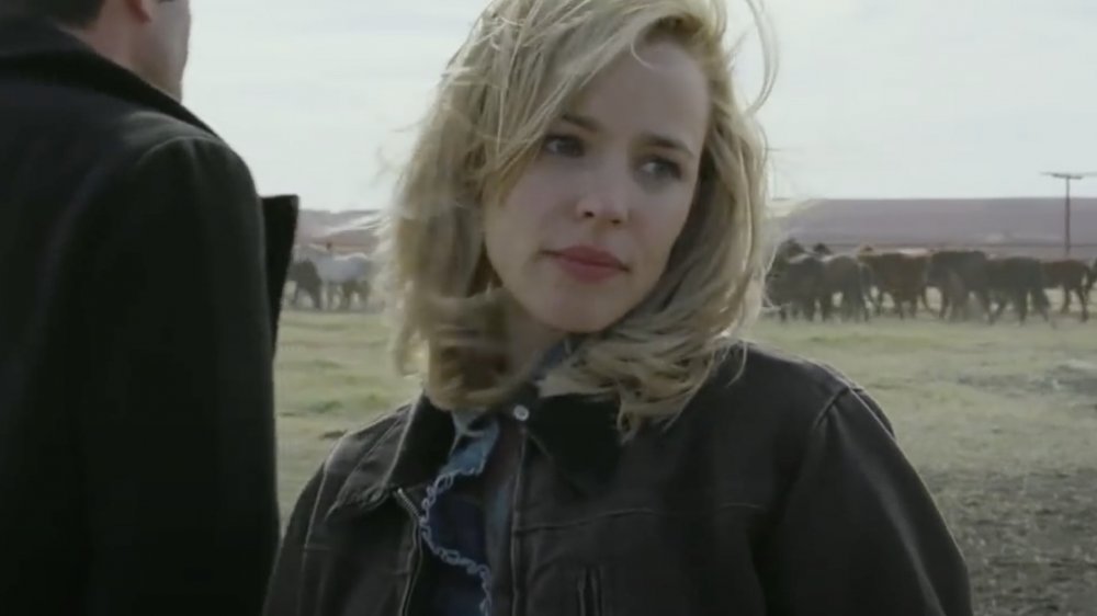 Rachel McAdams en una granja de caballos en la película To the Wonder