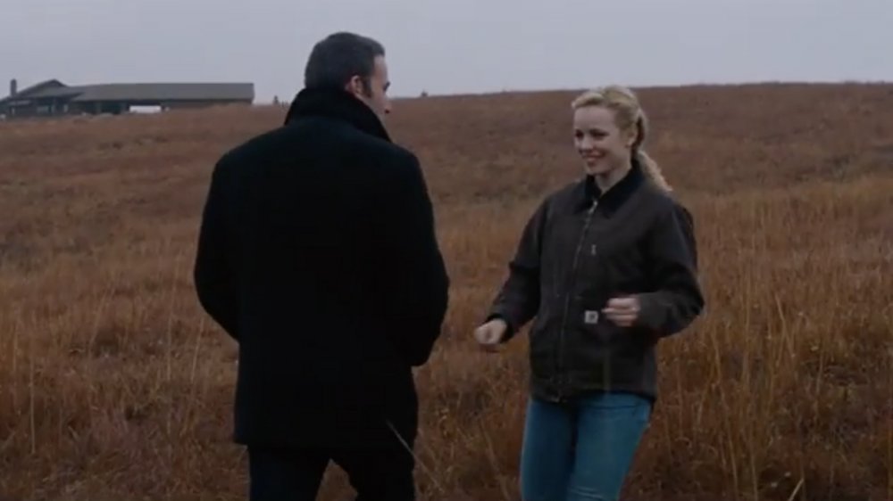 Rachel McAdams con Ben Affleck en una granja en la película To the Wonder