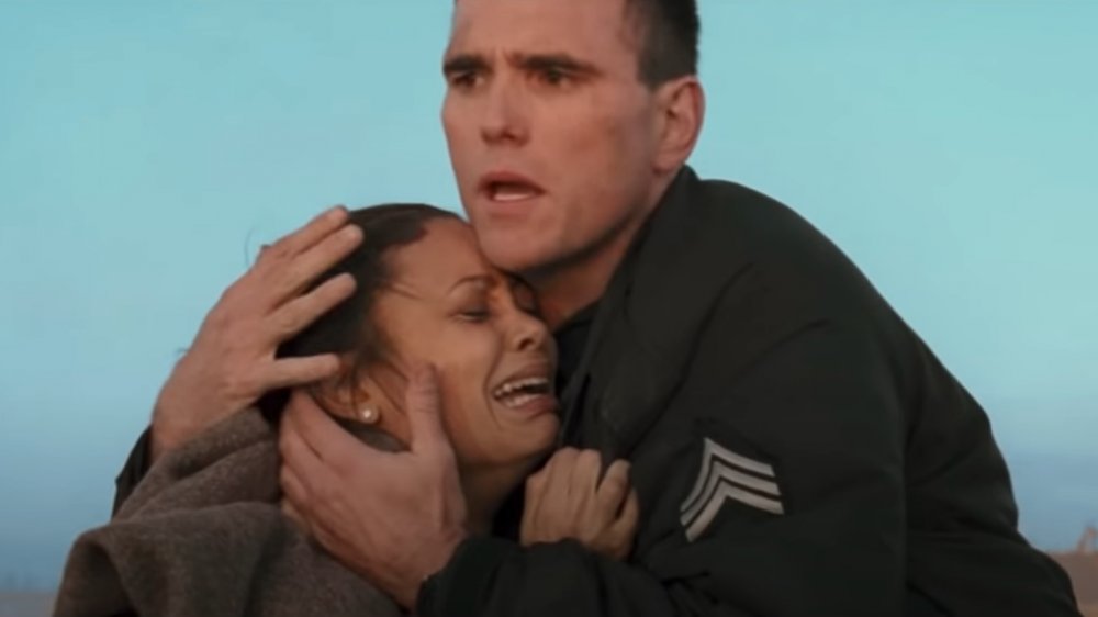 Thandie Newton y Matt Dillon en una escena de Crash