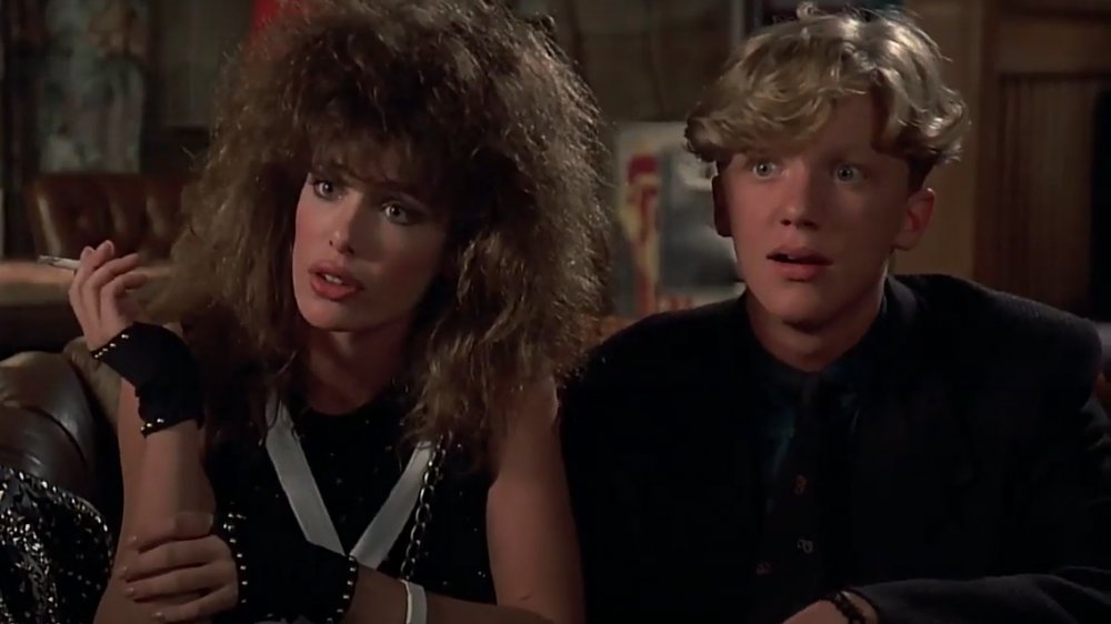 Kelly LeBrock y Michael Anthony Hall en una escena de Weird Science