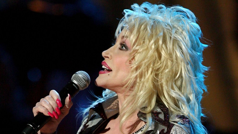 Dolly Parton cantando en el micrófono, visualización del perfil