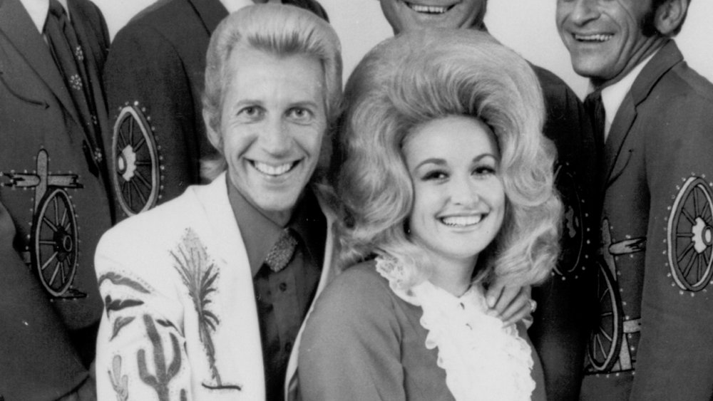 Porter Wagoner y Dolly Parton, ambos jóvenes, sentados juntos